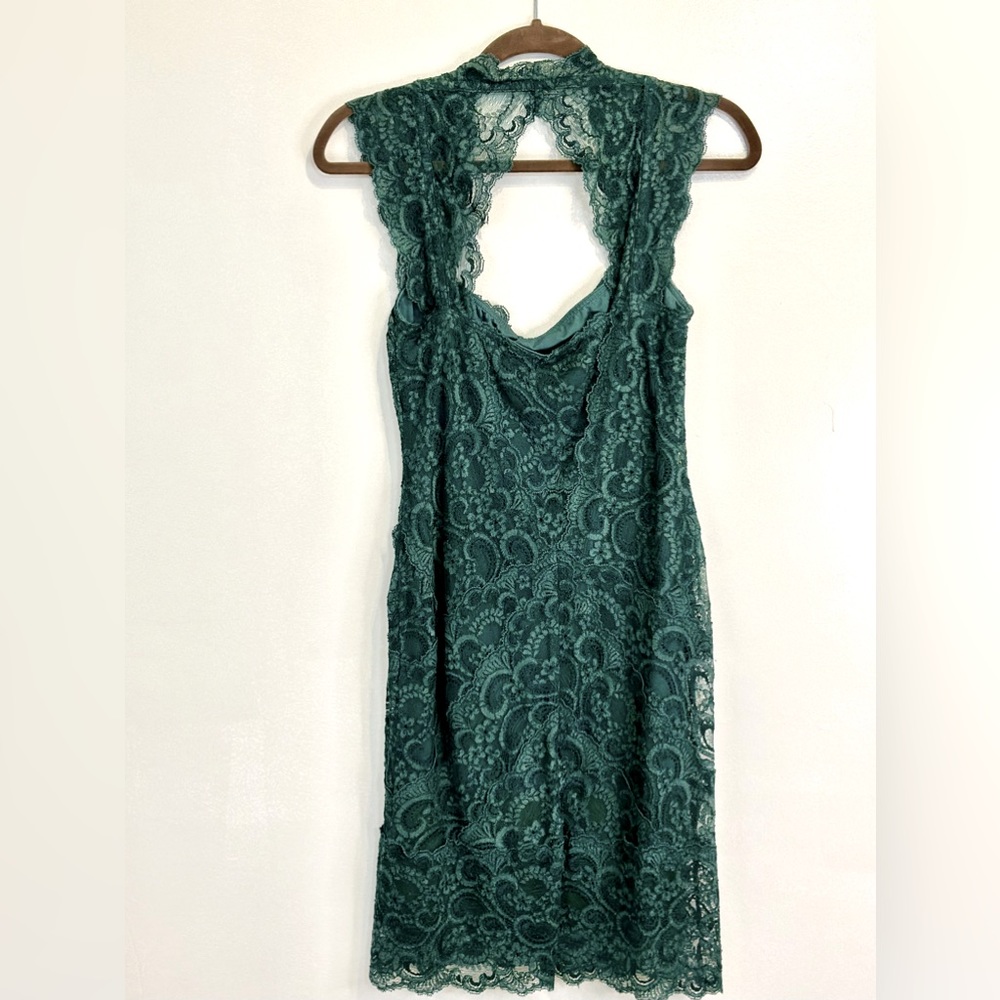 “Nicole Miller”Beautiful & Elegant color. Lace Dress. Shape snd fits perfectly .